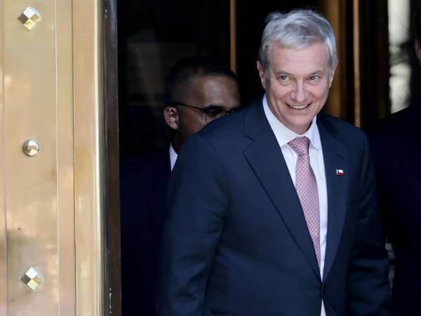 El presidente electo de Chile, José Antonio Kast, reacciona a su salida del Ministerio de Economía este martes, en Buenos Aires (Argentina). EFE/