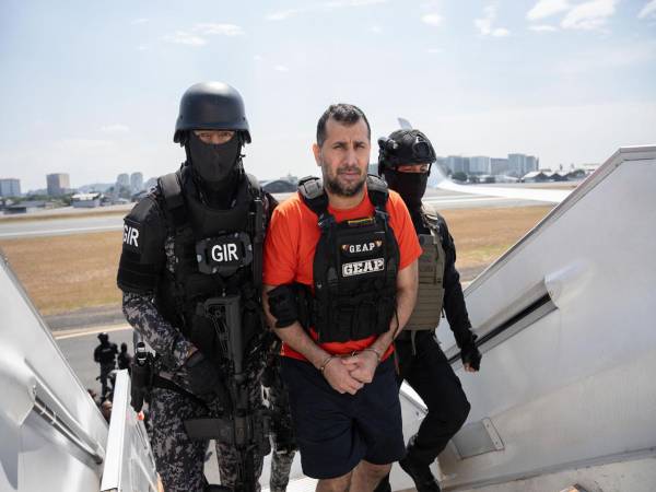 Fotografía de archivo de integrantes del Grupo de Intervención y Rescate (GIR) que custodian al narcotraficante José Adolfo “Fito” Macías (c), durante su traslado desde la cárcel la Roca hasta la Base Aérea Simón Bolívar, en Guayaquil (Ecuador). EFE