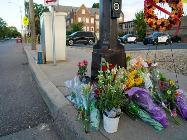 Vista de un altar para las víctimas del tiroteo en la escuela católica de La Anunciación en Minneapolis (EE.UU.). EFE
