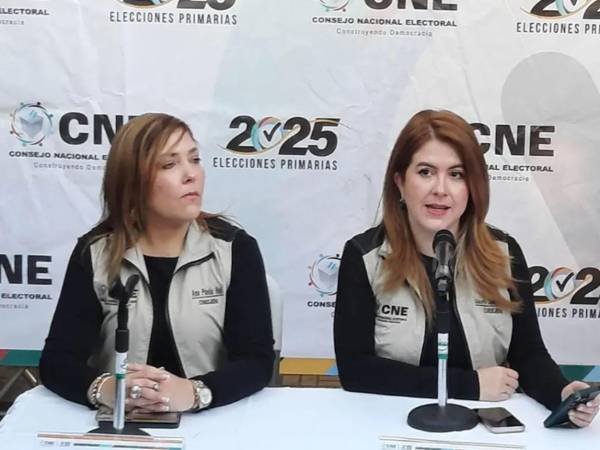 Las consejeras del CNE, Ana Paola Hall García y Cossette Alejandra López-Osorio.