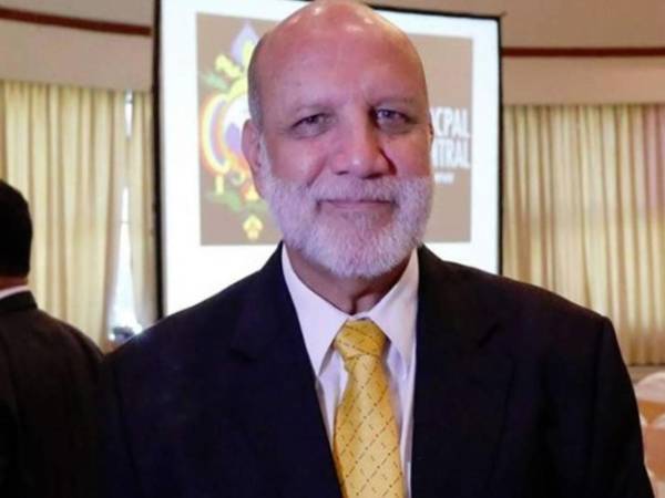 Acosta fue alcalde del Distrito Central en el período 1994-1998.