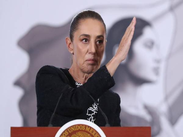 La presidenta de México, Claudia Sheinbaum, habla durante una rueda de prensa este martes, en el Palacio Nacional en Ciudad de México (México). EFE/Mario Guzmán