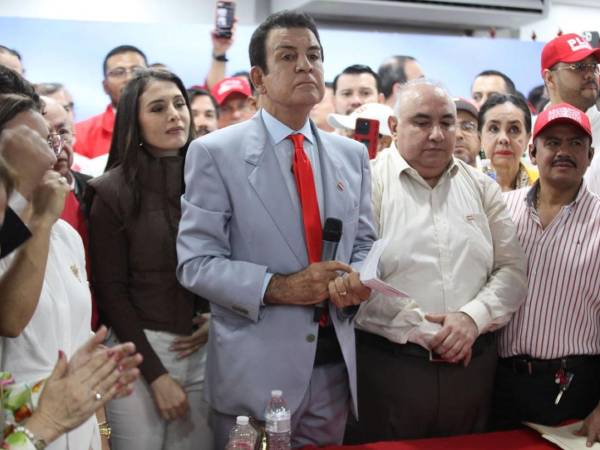 Nasralla junto a simpatizantes y miembros del Partido Liberal este martes en Tegucigalpa.