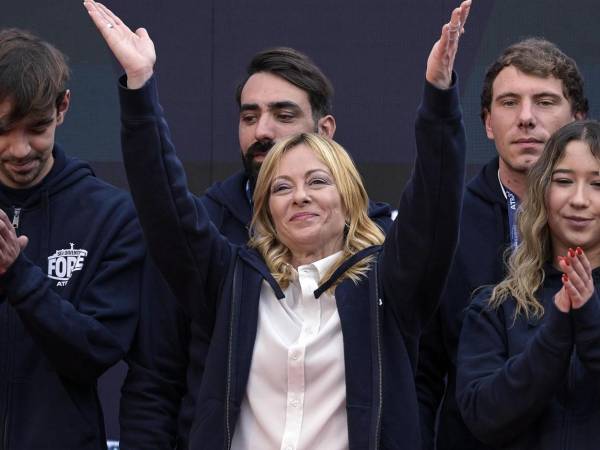 La primera ministra italiana, Giorgia Meloni, saluda a la audiencia durante su asistencia al Festival Atreju en Roma, Italia, el 14 de diciembre de 2025. (Italia, Roma). EFE