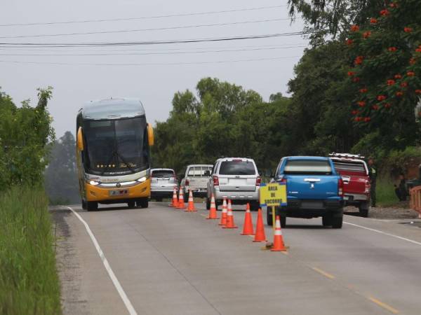 Cientos de hondureños regresaron este domingo a sus lugares de origen. Foto: LA PRENSA.