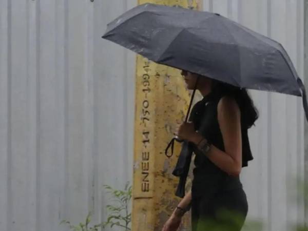 Imagen referencial de archivo de una joven en las calles de San Pedro Sula.