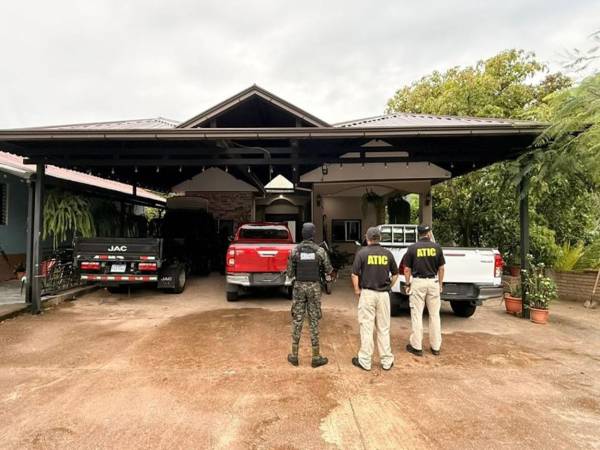 Agentes de la ATIC junto a un miembro de la Policía Militar durante uno de los allanamientos.