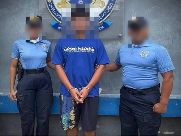 Momento en que las autoridades policiales presentan al joven detenido.