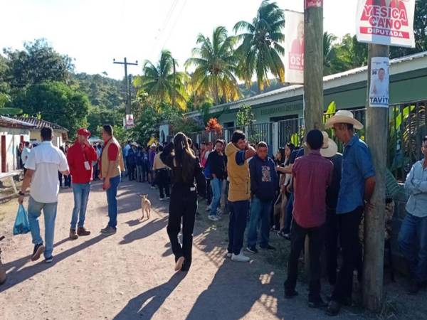 Votantes en las afueras de un centro de votación. Imagen de <a rel=nofollow href=https://x.com/OEA_oficial>@OEA_oficial</a>