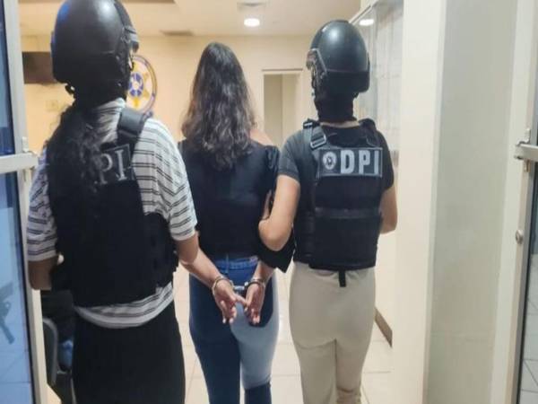 Agentes de la DPI y la sospechosa durante la detención. Imagen del MP.