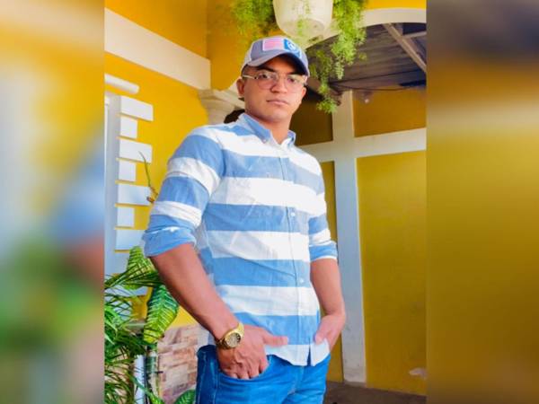 El padre de Yorbic Adony Vallecillo, uno de los siete agentes policiales que perdieron la vida en el accidente de tránsito ocurrido ayer en la carretera CA-5, a la altura de El Rodeo, Comayagua, se presentó en la Unidad Metropolitana de Prevención Número 7 de Danlí, donde permanece el cuerpo de su hijo, y compartió el profundo dolor que atraviesa su familia tras la tragedia.