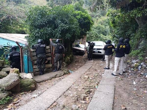 Imagen del Ministerio Público. Agentes de la Atic y la Policía Militar durante las investigaciones de este caso.
