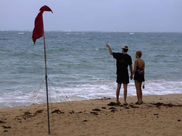 Un turista estadounidense y una mujer residente de Puerto Rico son buscados este martes por las autoridades tras ser derribados de un área rocosa por el fuerte oleaje que se reporta en el norte de la isla, reportó la Policía. Fotografía de archivo. EFE
