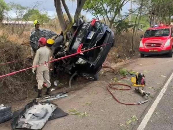 El accidente se registró ayer sábado en horas de la noche, luego de que el vehículo se estrellara contra un árbol a la orilla de la carretera. Fotografía tomada de redes sociales.