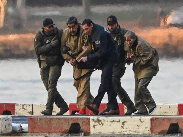El presidente de Venezuela, Nicolás Maduro, y su esposa, Cilia Flores, cuando llegaron al helipuerto de Wall Street ayer lunes, para ser trasladados al tribunal federal en Nueva York (EE.UU.). EFE