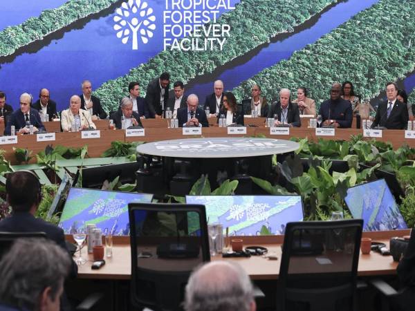 El presidente de Brasil, Luiz Inácio Lula da Silva (c), habla durante el lanzamiento del Fondo Bosques Tropicales para Siempre (TFFF) en la cumbre de líderes de la COP30 en Belém (Brasil). EFE/ André Coelho