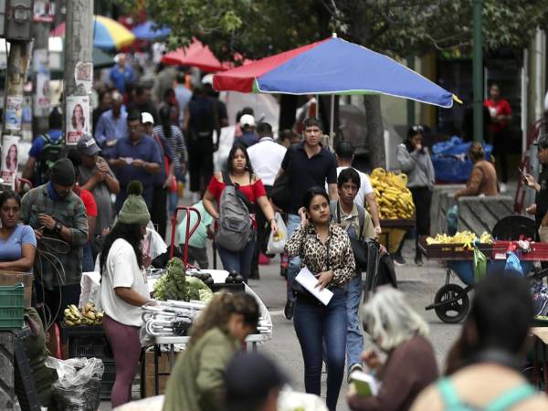 Personas caminan por una calle peatonal este miércoles, en el Centro Histórico de Tegucigalpa (Honduras). EFE