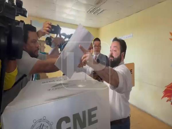 Luis Redondo deposita su papeleta en las urnas.