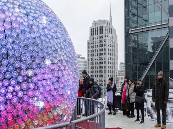 Personas observan la bola de Nochevieja de Times Square, en Nueva York (EE.UU.).