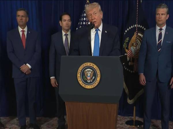 Captura de video tomada de una transmisión de La Casa Blanca del presidente de Estados Unidos, Donald Trump, durante una declaración desde Palm Beach (FL, EE.UU.). EFE/