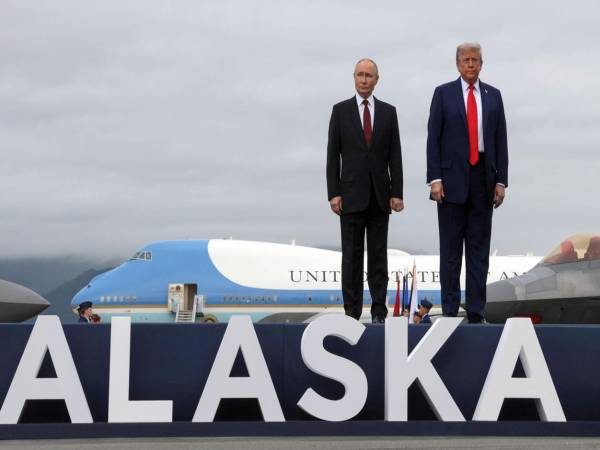 El presidente de los Estados Unidos, Donald Trump (d), y el presidente de Rusia, Vladimir Putin, posan en la pista de aterrizaje tras llegar para asistir a una reunión en la Base Conjunta Elmendorf-Richardson en Anchorage (Estados Unidos). EFE