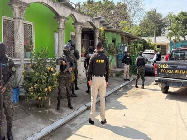 La Fiscalía Especial Contra el Crimen Organizado (FESCCO) y la Agencia Técnica de Investigación Criminal (ATIC), con apoyo de la Policía Militar del Orden Público (PMOP), realizan los allanamientos.