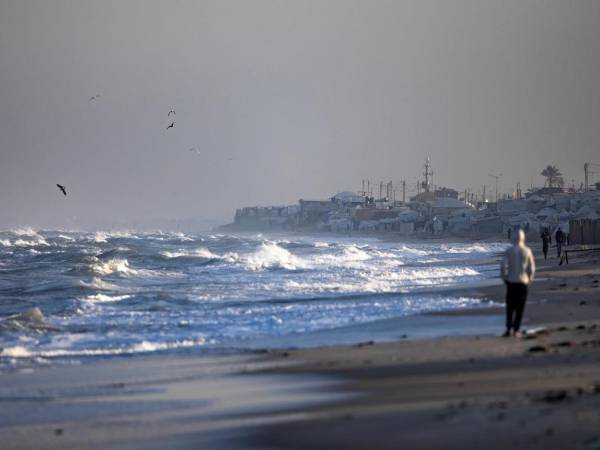 Imagen de tiendas de campaña de desplazados palestinos tomada este jueves en la costa de Jan Yunis, en el sur de la Franja de Gaza. EFE