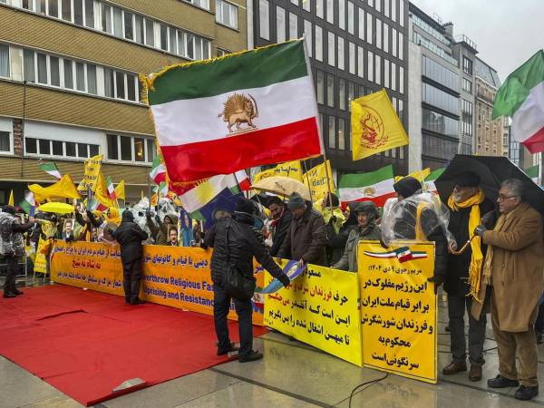 Simpatizantes del Consejo Nacional de la Resistencia de Irán (CNRI), uno de los principales grupos opositores del régimen en el exilio, se sumaron el viernes en Bruselas al decimotercer día de manifestaciones que se producen en todo el Estado iraní. EFE