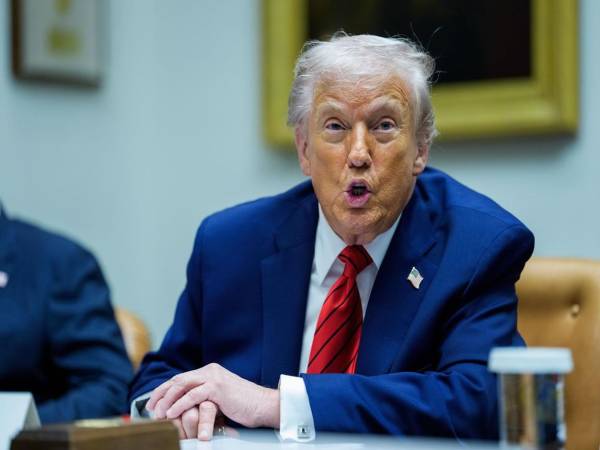 Fotografía de archivo que muestra al presidente de Estados Unidos, Donald Trump, hablando en una reunión en Washington (EE.UU.). EFE