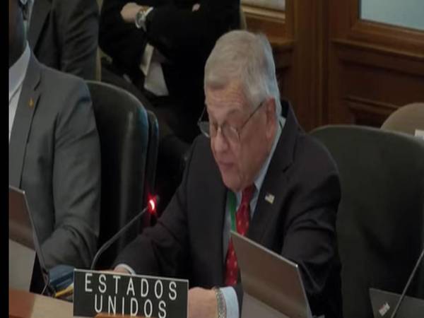 <b>Michael Kozak, durante la sesión extraordinaria del consejo permanente de la OEA de este lunes. </b>