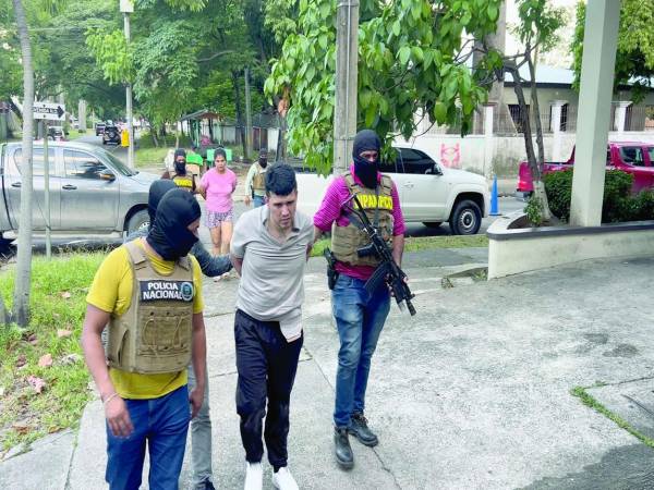 Los detenidos son tres hombres y una mujer.