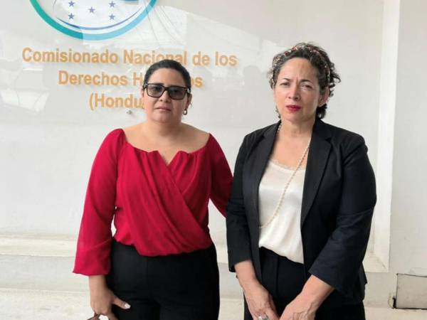 Ada López llegó al CONADEH acompañada de su apoderada legal, Sandra Ponce.