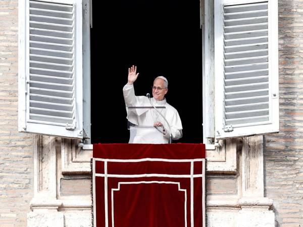 El papa León XIV dirige su oración del Ángelus desde la ventana de su oficina con vistas a la Plaza de San Pedro, Ciudad del Vaticano, 1 de enero de 2026.