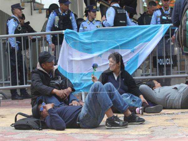 Los inversionistas de Koriun iniciaron una protesta en la capital del país, exigiendo una pronta respuesta de las autoridades del Congreso Nacional o del Gobierno. Desde tempranas horas los socios se ubicaron en los bajos del Congreso Nacional. Fotos: Alex Pérez