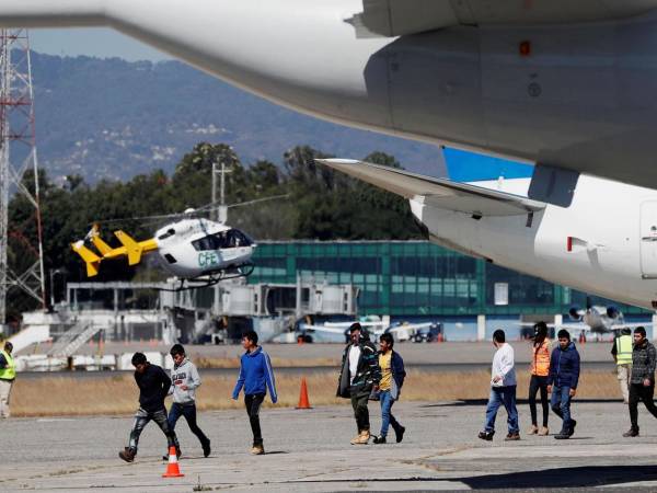 Migrantes guatemaltecos bajan del avión que los trajo desde El Paso, Texas. Imagen de archivo. EFE