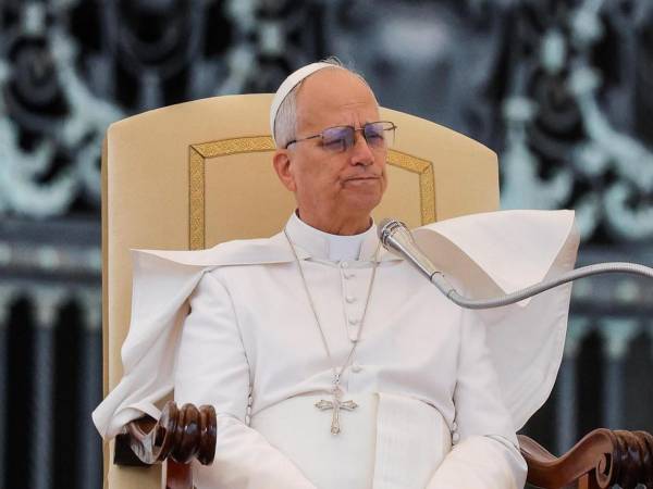 El papa León XIV durante la audiencia semanal en la Plaza de San Pedro el Vaticano. EFE