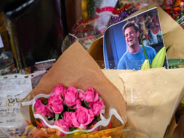 Fotografía de archivo, tomada el 30 octubre de 2023, de arreglos florales y ofrendas en memoria del actor estadounidense Matthew Perry, quien había fallecido dos días atrás, en Nueva York (NY, EE.UU.) EFE/