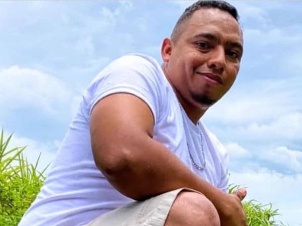 Otras personas que iban en el vehículo lograron salir durante la balacera; una resultó herida, pero no hay datos sobre su identidad ni estado de salud.