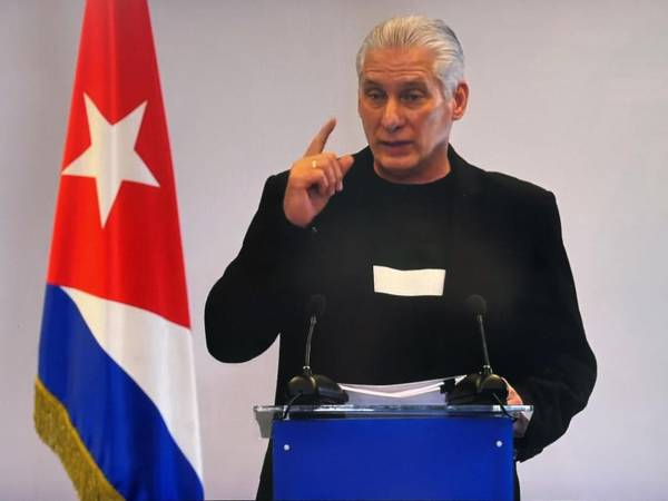 Captura de pantalla tomada de una transmisión de la Presidencia de Cuba, del mandatario Miguel Díaz-Canel, hablando este jueves, en La Habana (Cuba). EFE