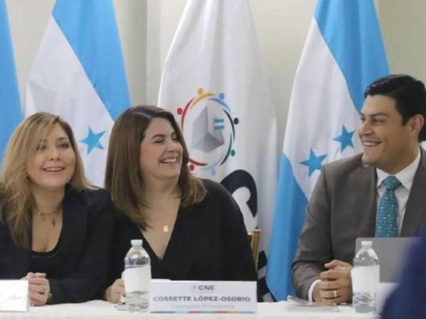 Ana Paola Hall, Cossette López y Marlon Ochoa en el Consejo Nacional Electoral. Foto de archivo: LA PRENSA.