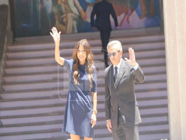 Noem saludó a los medios de comunicación y a los presentes tras su llegada. Fue recibida por el embajador hondureño Roberto Flores Bermúdez. Foto: Alex Pérez.