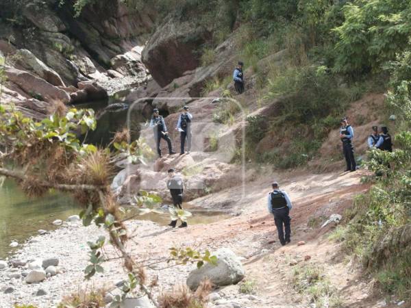 La Policía Nacional en el lugar del hallazgo, este domingo.