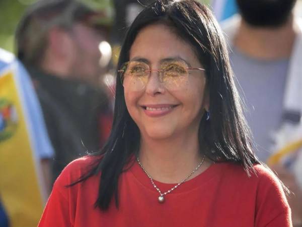 Fotografía de archivo del 11 de agosto de 2025 que muestra a la vicepresidenta ejecutiva de Venezuela, Delcy Rodríguez, participando en una manifestación, en Caracas (Venezuela). EFE