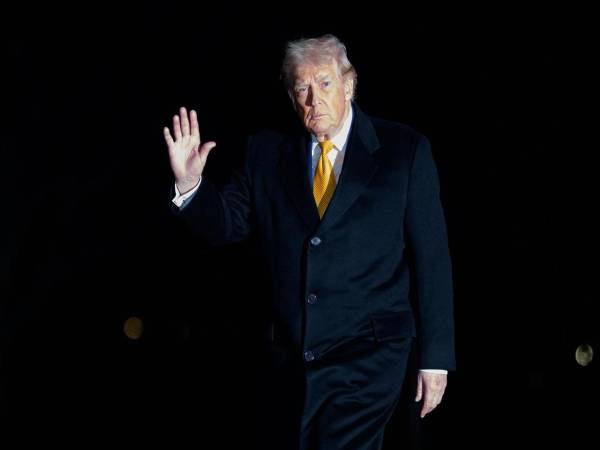 El presidente de Estados Unidos, Donald J. Trump, saluda a su regreso a la Casa Blanca en Washington, DC, EE.UU., ayer 4 de enero de 2026. EFE