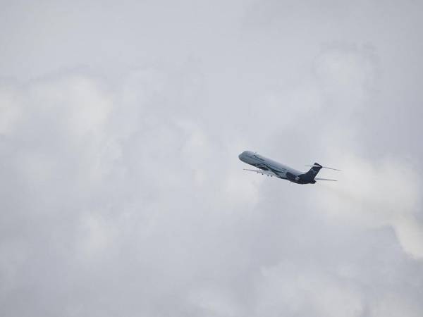 Fotografía de archivo de un avión volando en el Aeropuerto Internacional Simón Bolívar en Maiquetia (Venezuela). EFE/