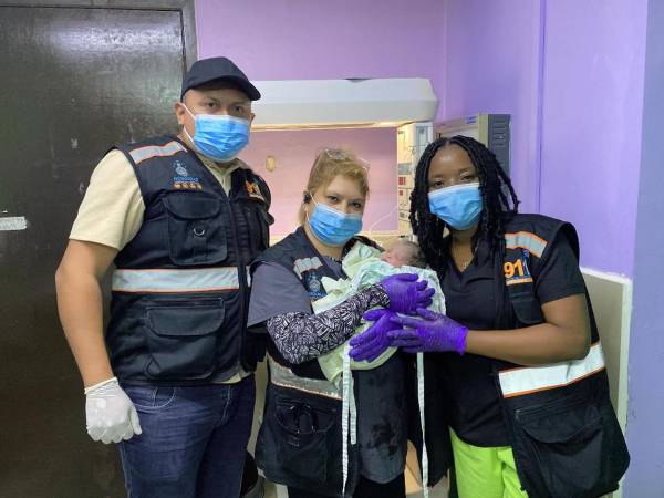 Los paramédicos del 911 junto a la recién nacida.