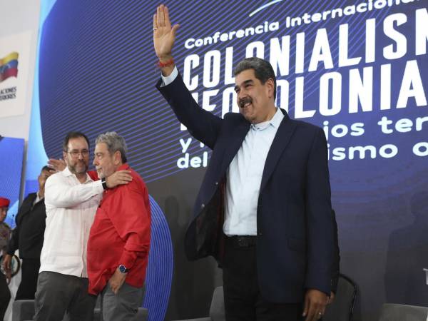 Fotografía cedida por Palacio de Miraflores del presidente de Venezuela, Nicolás Maduro, hablando ayer viernes en Caracas (Venezuela). EFE