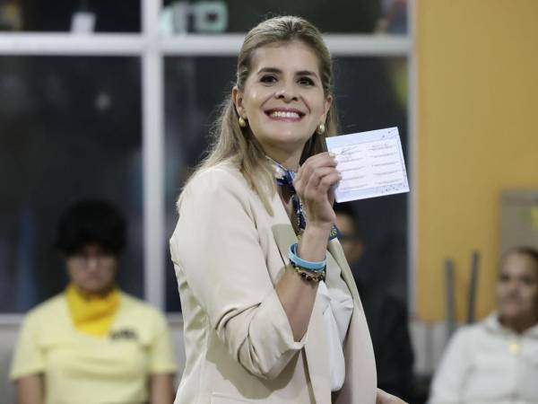 La candidata a la Presidencia de Costa Rica por el partido Pueblo Soberano, Laura Fernández, acude a un centro de votación en San José (Costa Rica). EFE