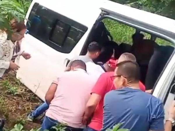 Los heridos fueron sacados del vehículo por otros pasajeros. Imagen de redes sociales.