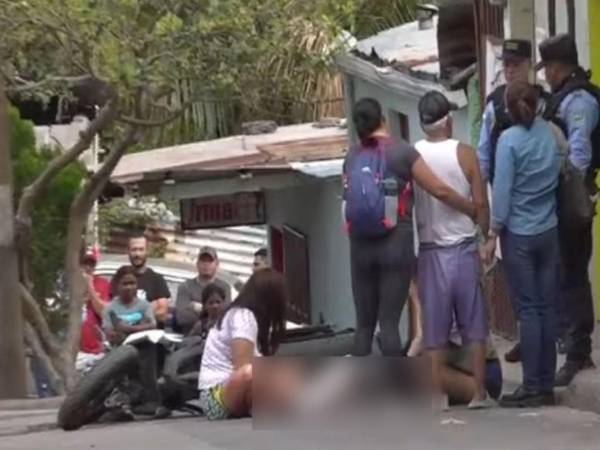 Familiares de las víctimas lloran desconsoladamente junto a los cadáveres.